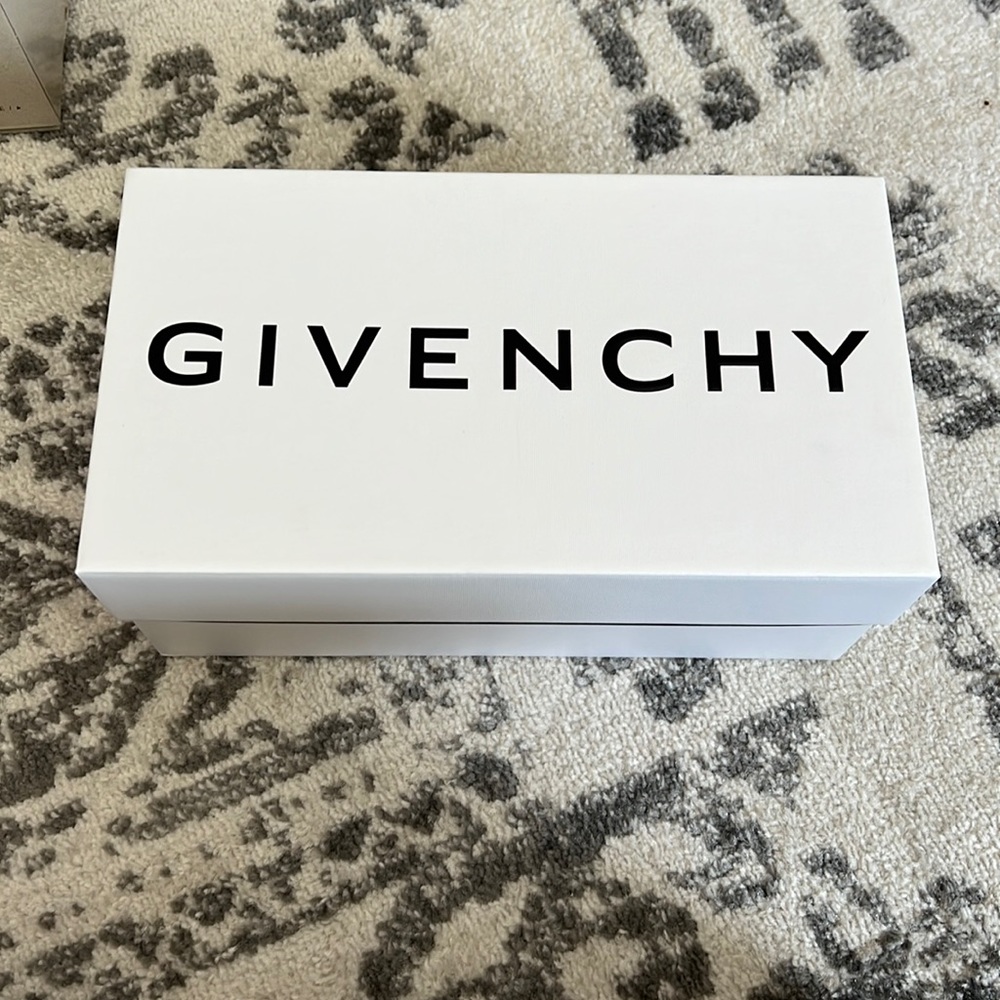 Givenchy shoe box from size 36 4G Flat sandal
